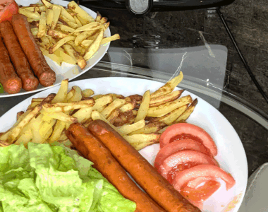 Pomfrit i kobasice iz friteze na vruć vazduh